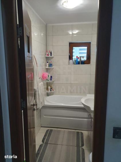 Apartament cu 4 camere decomandat în Dârste