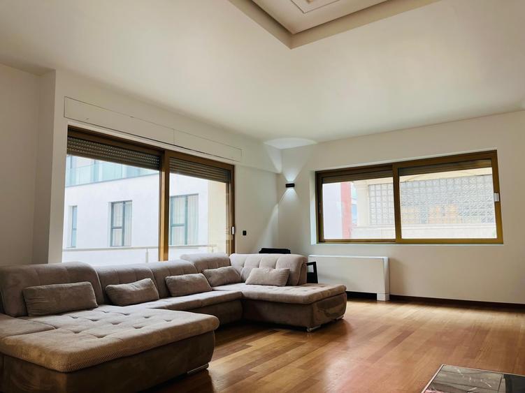 Apartament cu 5 camere decomandat în Primăverii