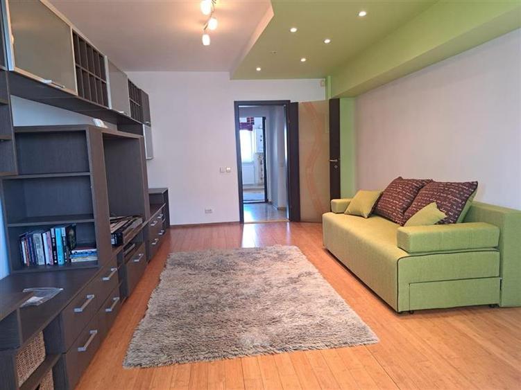 Apartament cu 3 camere decomandat, mobilat în Lenin