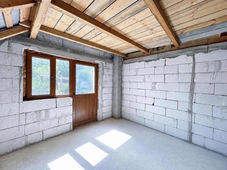 Casă individuală cu 5 camere cu Teren 2002 Mp în Central