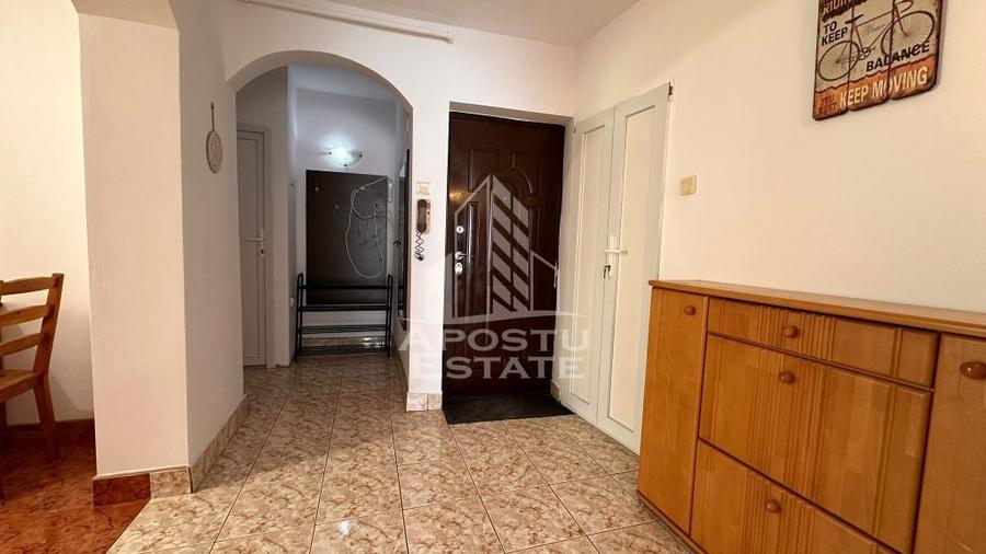 Apartament cu 3 camere semidecomandat, mobilat în Complex Studențesc