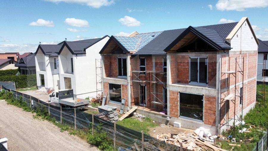 Duplex cu 4 camere cu Canalizare în Exterior Sud