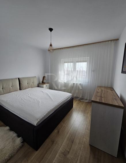 Apartament cu 3 camere semidecomandat, mobilat în Drumul Taberei