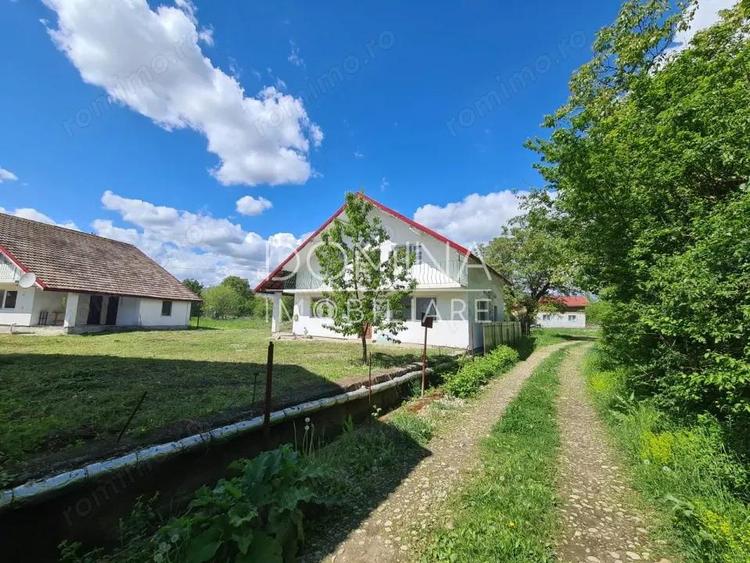 Vanzare proprietate multifunc?ionala, in Arcani, sat Sanate?ti - la DN 67 D - 8