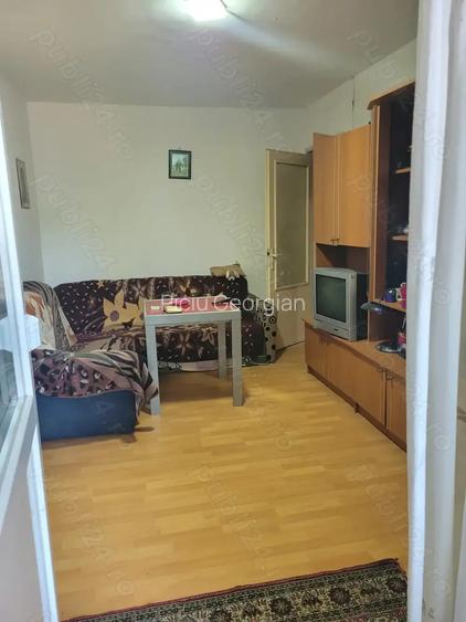 Vand apartament cu trei camere Vand apartament cu trei camere