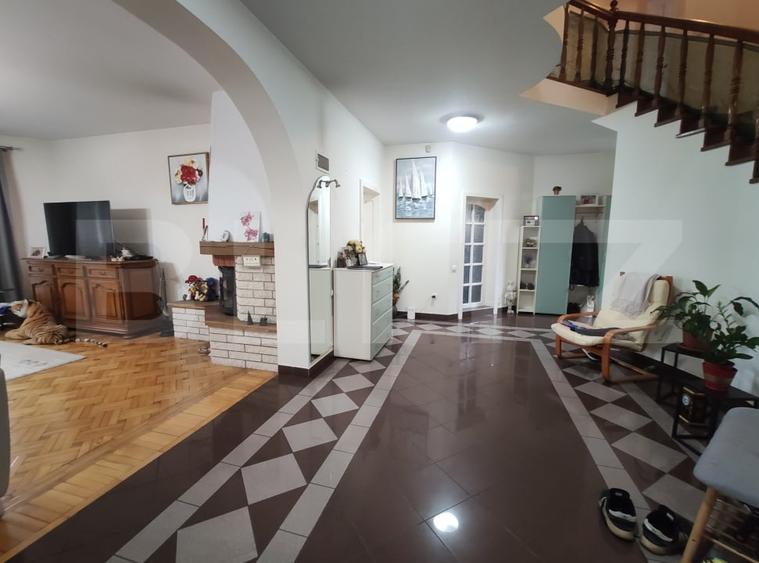Casă individuală cu 8 camere cu Canalizare în Titulescu