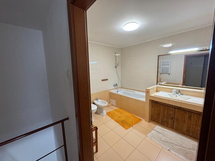 Apartament cu 3 camere semidecomandat, mobilat în Hipodrom 4