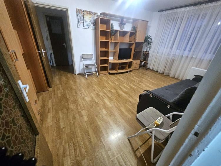 Apartament cu 3 camere semidecomandat în Drumul Taberei