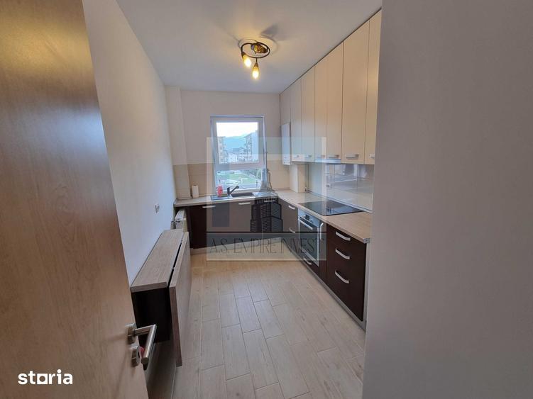 Apartament cu 3 camere decomandat în Tractorul