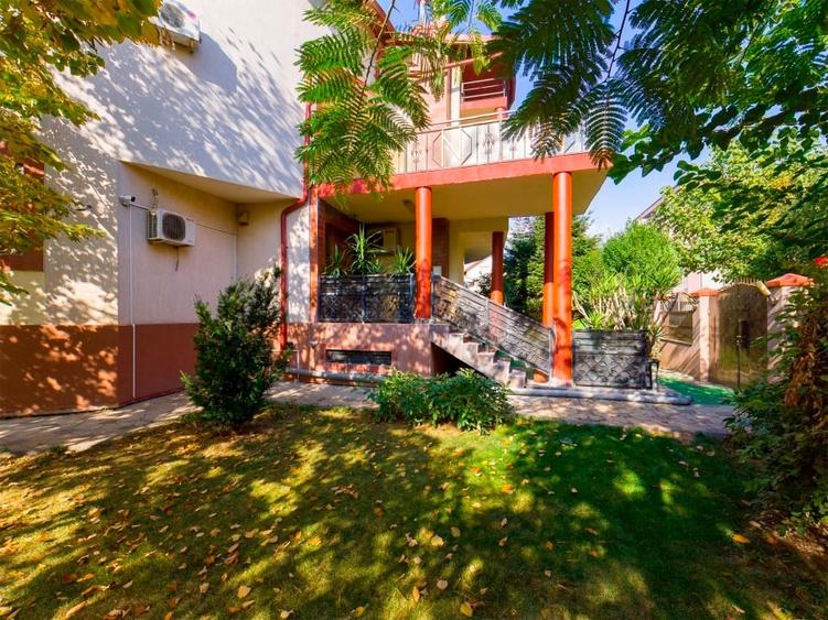 Vând o Vilă "Vip 1" - Ds.+P.+1Et.+M. - 14 cam. mari, o casă și 2 terenuri - 3