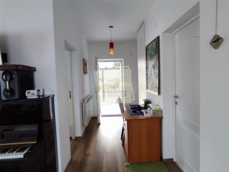 Casa individuala 5 camere terasa acoperita 3 bai si 458 mp teren in Cristian