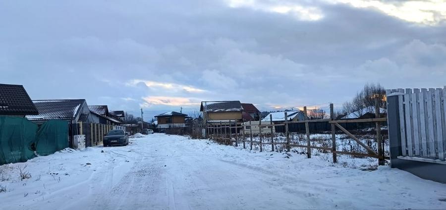 Lot de teren cu toate utilitatile intre case locuite - 7