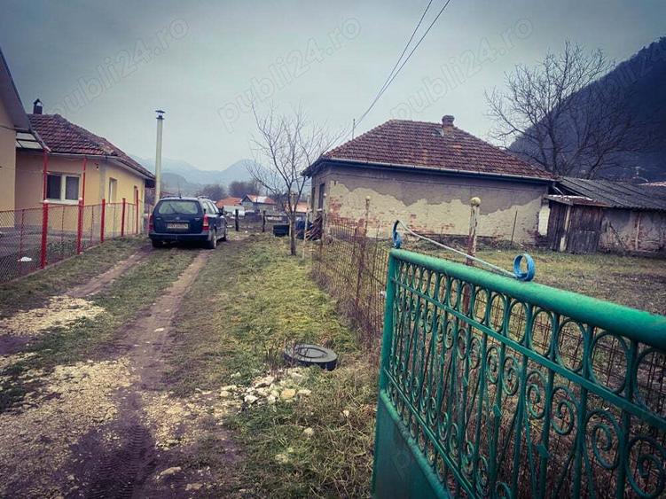 Casa de vanzare in centrul comunei - 1