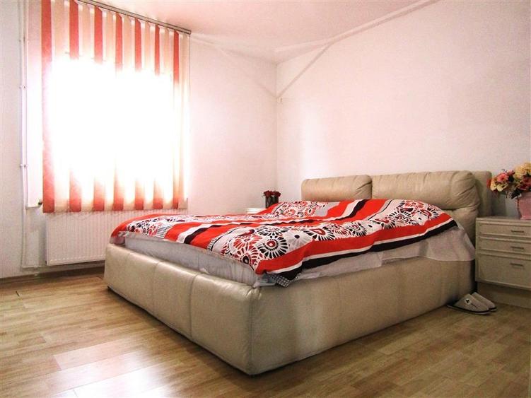 Cu mare potential! Vanzare Casa P+Pod si acoperis tip terasa in Ulmi. - 11