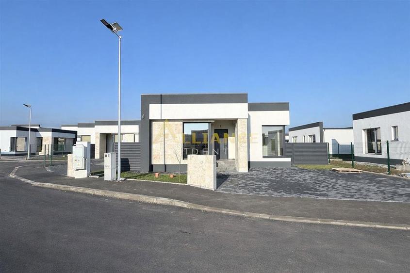 Casa Individuala - 4 camere - 2 bai  - 423 mp teren - 10
