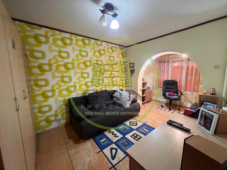 Apartament cu 3 camere decomandat, mobilat în Rovine