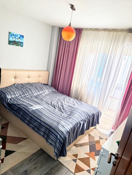 Apartament cu 3 camere decomandat în Drumul Taberei