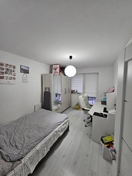 Apartament cu 3 camere semidecomandat în Florești