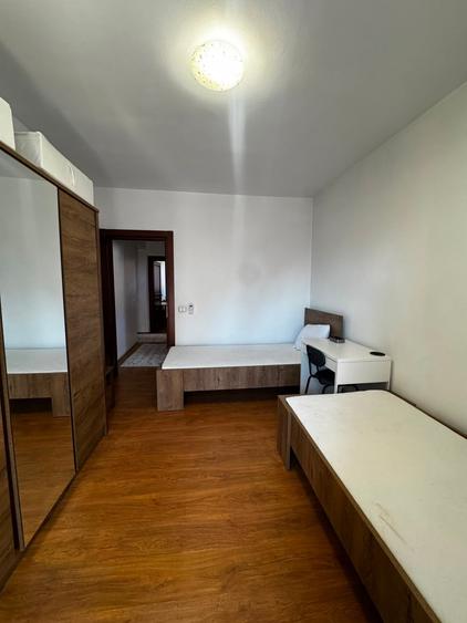 Apartament cu 4 camere semidecomandat în Tătărași