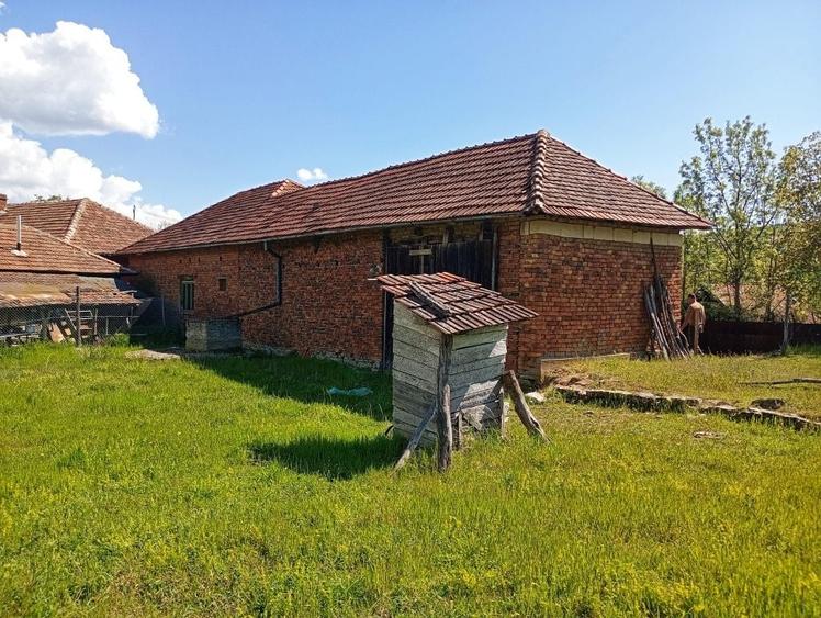 Casă cu 4 camere cu Teren 11300 Mp în Dumbrăvița