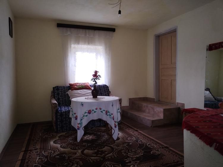 Casă individuală cu 8 camere cu Canalizare în Central