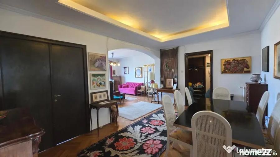 Apartament cu 3 camere decomandat în P-ța Universității