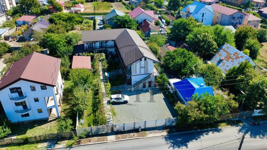 Casă individuală cu 16 camere cu Canalizare în Vest