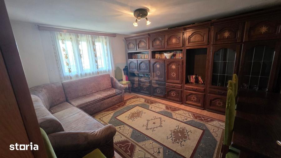 Casă cu 6 camere cu Teren 750 Mp în Schela