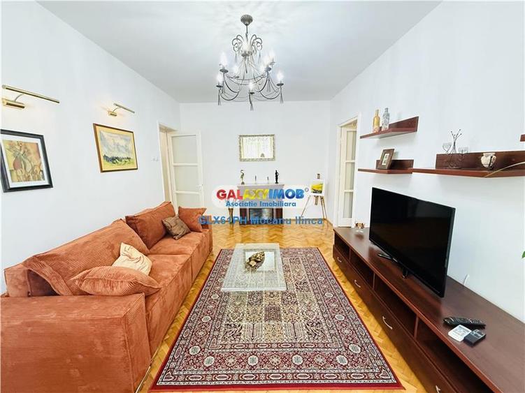 Apartament cu 3 camere semidecomandat, mobilat în Sud