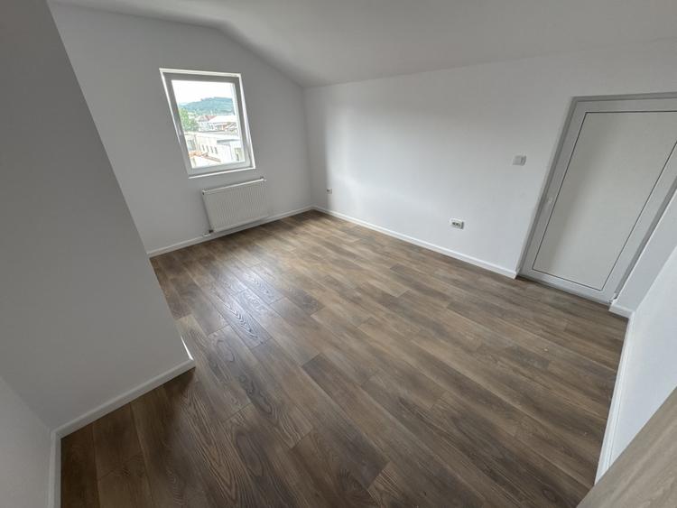 Apartament cu 3 camere decomandat în Sud