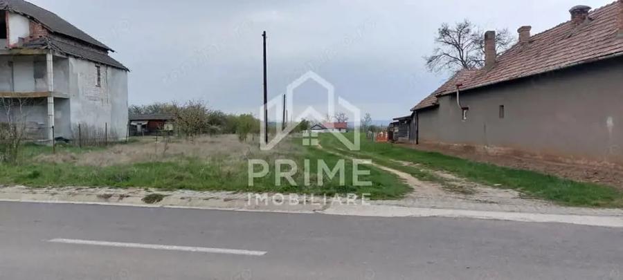 Teren de 5700 mp, în Teiu