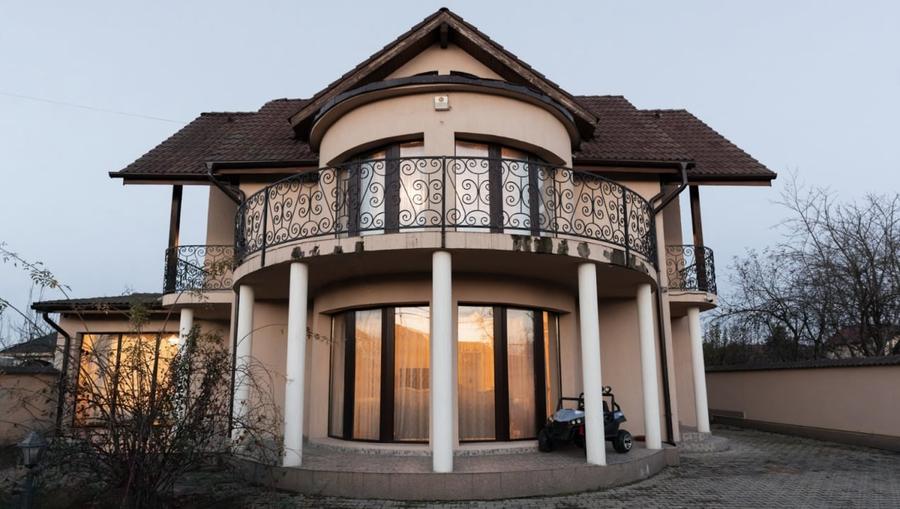 Casă individuală cu 6 camere cu Canalizare în Cristești