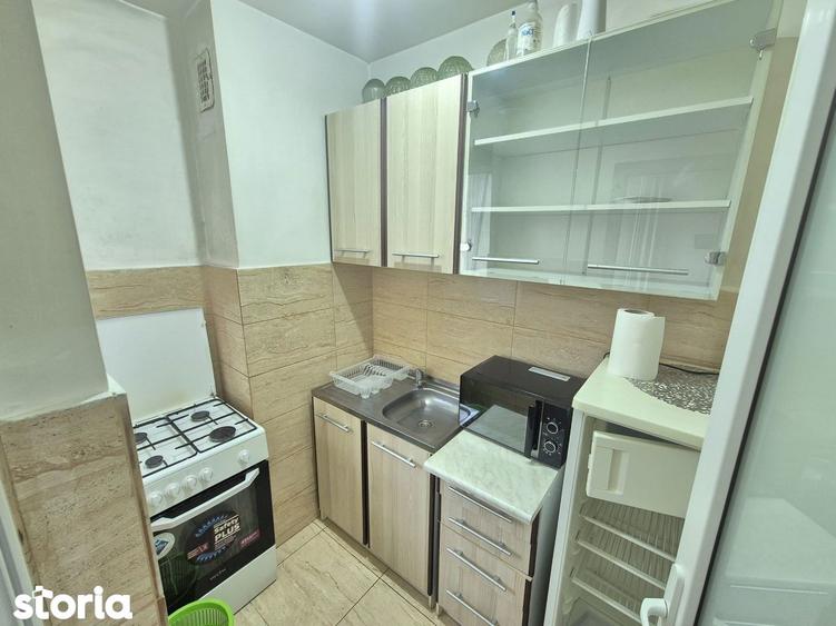 Inchiriere garsoniera semidecomandata zona Tractorul Coresi cu parcare - 1