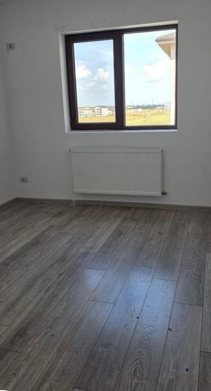 Apartament cu 3 camere decomandat în Dobroești