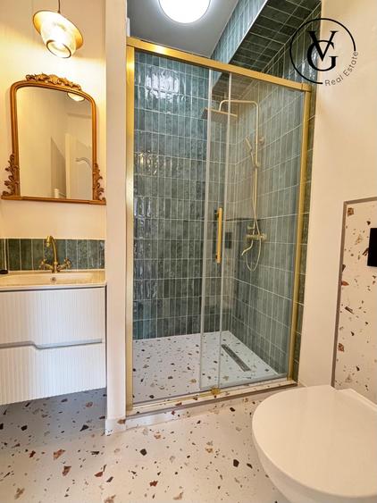 Apartament cu 5 camere semidecomandat, mobilat în P-ța Universității
