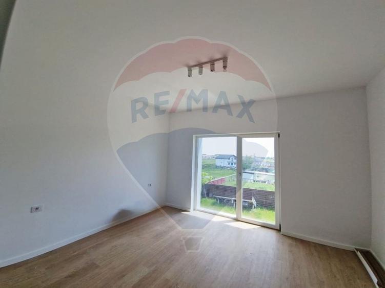 Casă / Vilă - 132,5 mp  , teren - 264 mp  / zona Cârcea - 22