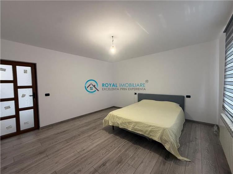 Casă individuală cu 5 camere cu Teren 3700 Mp în Central