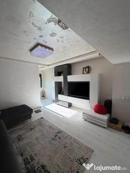 Apartament cu 3 camere semidecomandat în Independenței