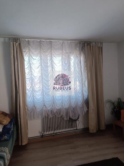 Casă individuală cu 9 camere cu Canalizare în Mărăcineanu