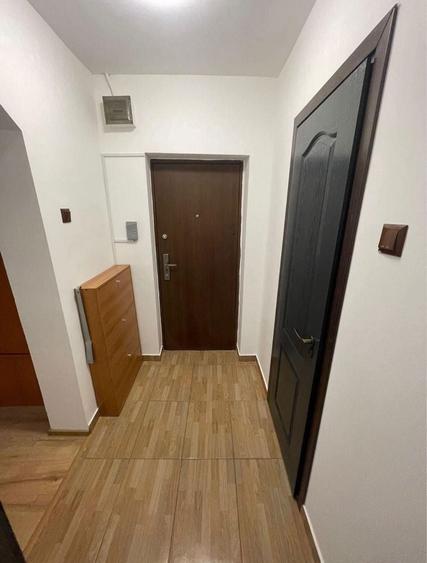 Apartament cu 3 camere semidecomandat, mobilat în Panduri