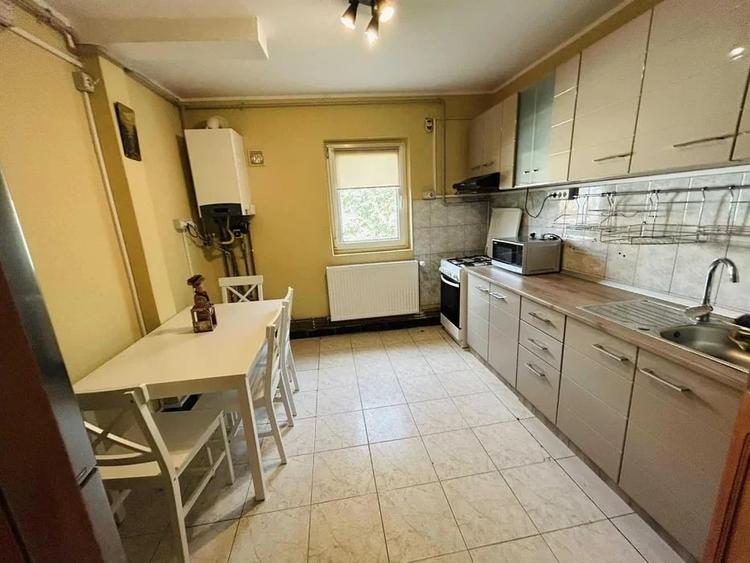 Apartament cu 3 camere semidecomandat, mobilat în Complex Studențesc