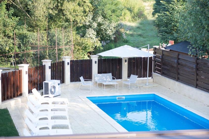 Casă superfinisată, complet mobilată, cu piscină încălzită – 5 camere, 5 băi - 2