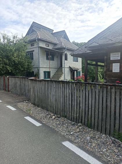 Casă cu Teren 35000 Mp în Strâmtura