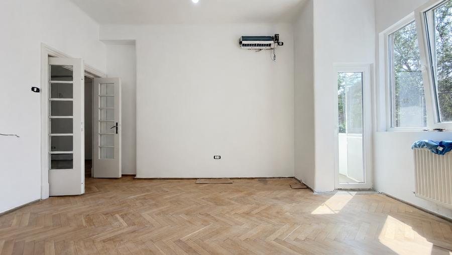 Apartament cu 5 camere decomandat în P-ța Victoriei