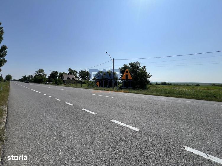 Teren 9969 mp, situat la E85, intre doua intrari pe autostrada A7 - 2