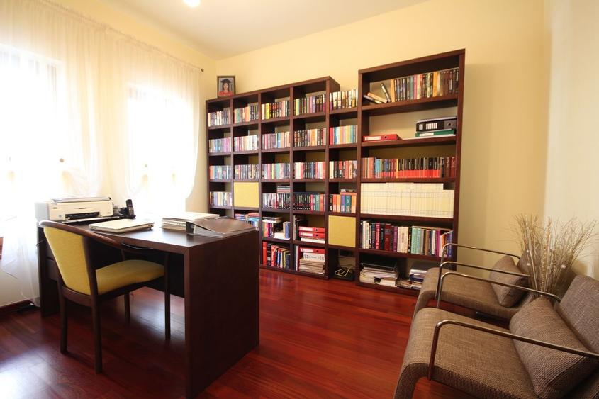 O casa deosebita cu Piscina - 6