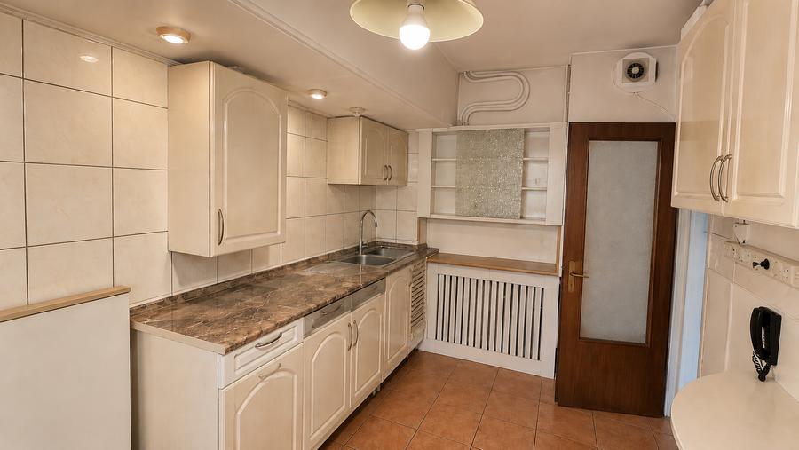 Apartament cu 4 camere decomandat în Iancului