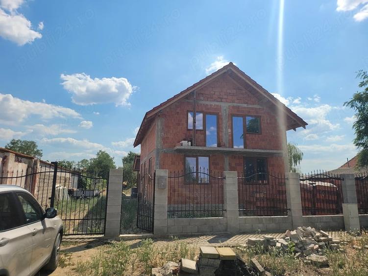 Casă cu Teren 790 Mp în Victor Vlad Delamarina