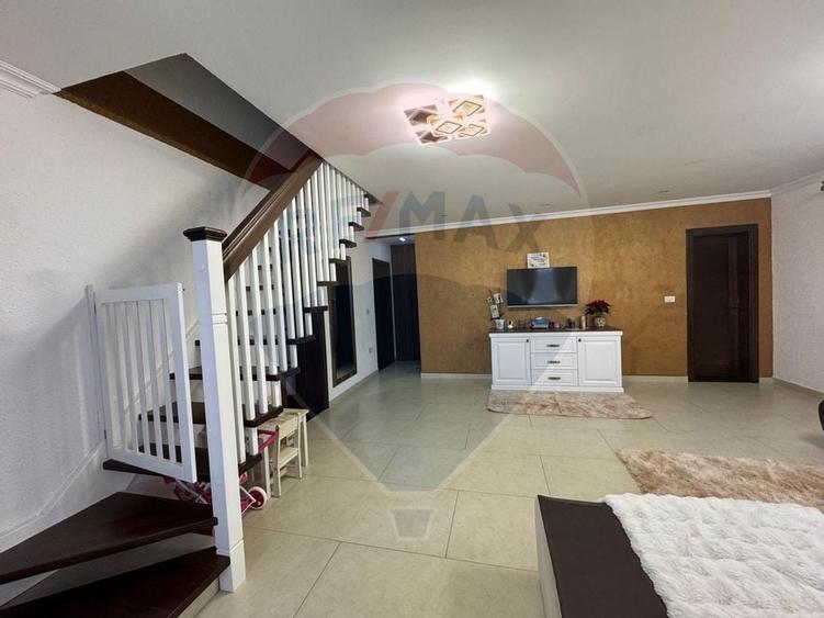 Casă / Vilă cu 4 camere de vânzare în zona Bujac-Arad - 2