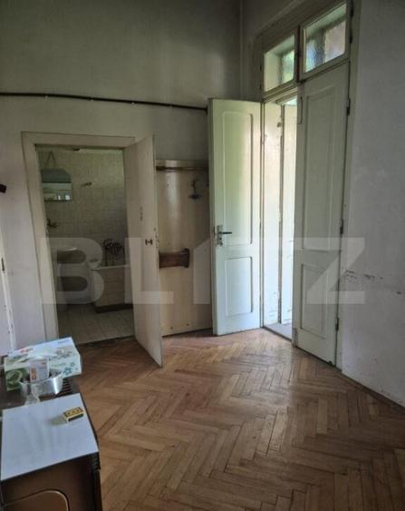 Casa, zona centrala, curte comuna - 1